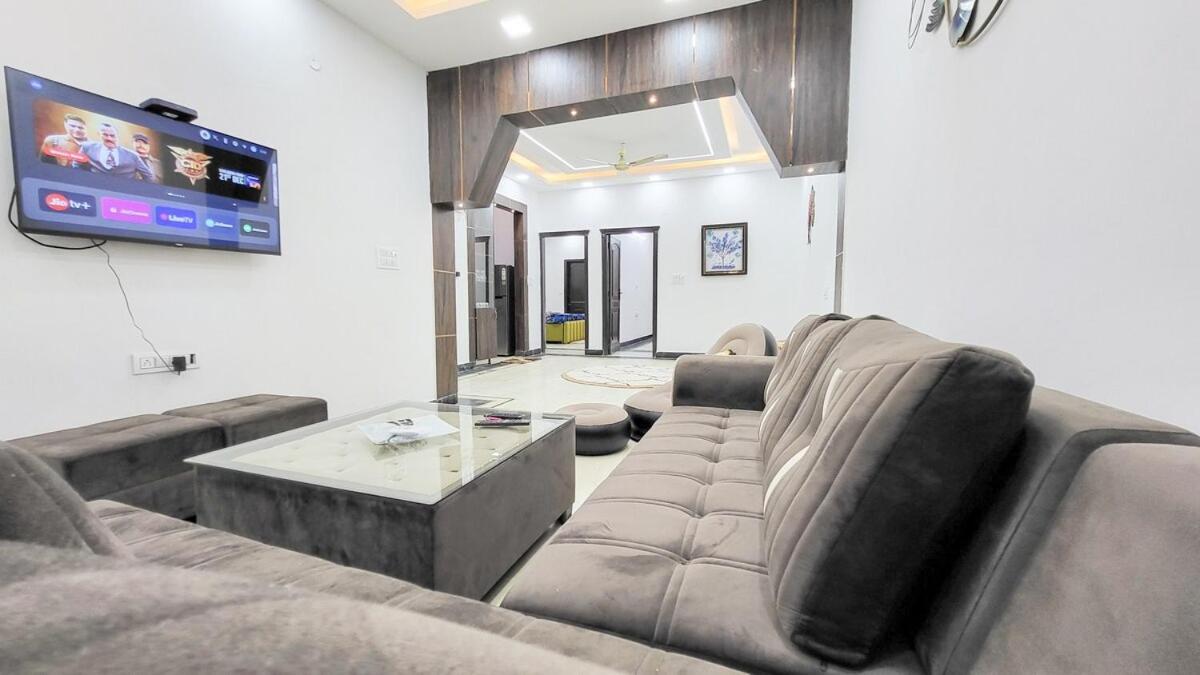 Vacationbuddy 3 Bedroom Paschim Vihar Jwala Heri Apartment