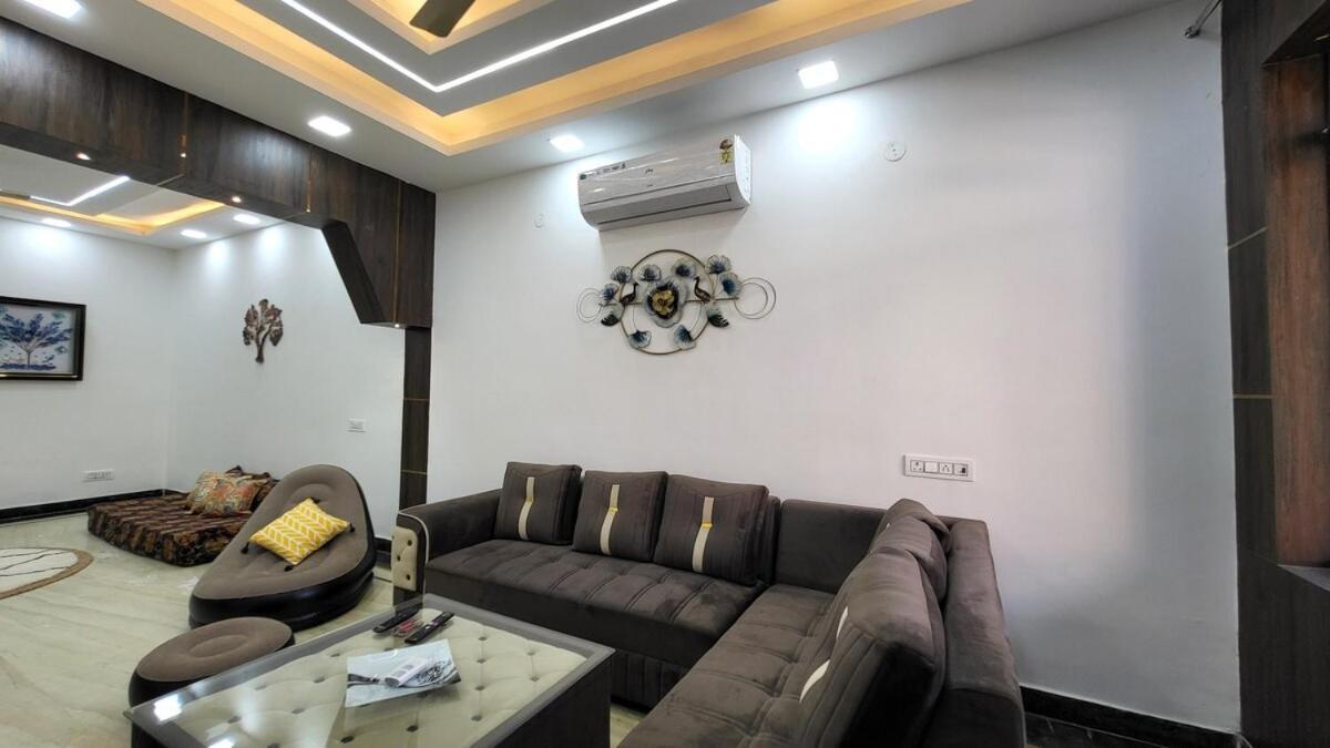 Vacationbuddy 3 Bedroom Paschim Vihar Jwala Heri *
