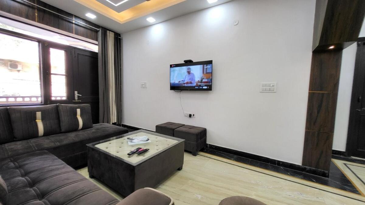 Vacationbuddy 3 Bedroom Paschim Vihar Jwala Heri Apartment *
