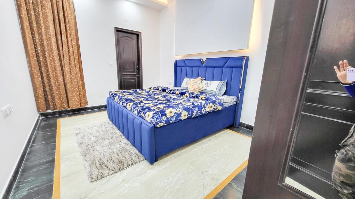 Vacationbuddy 3 Bedroom Paschim Vihar Jwala Heri Apartment *