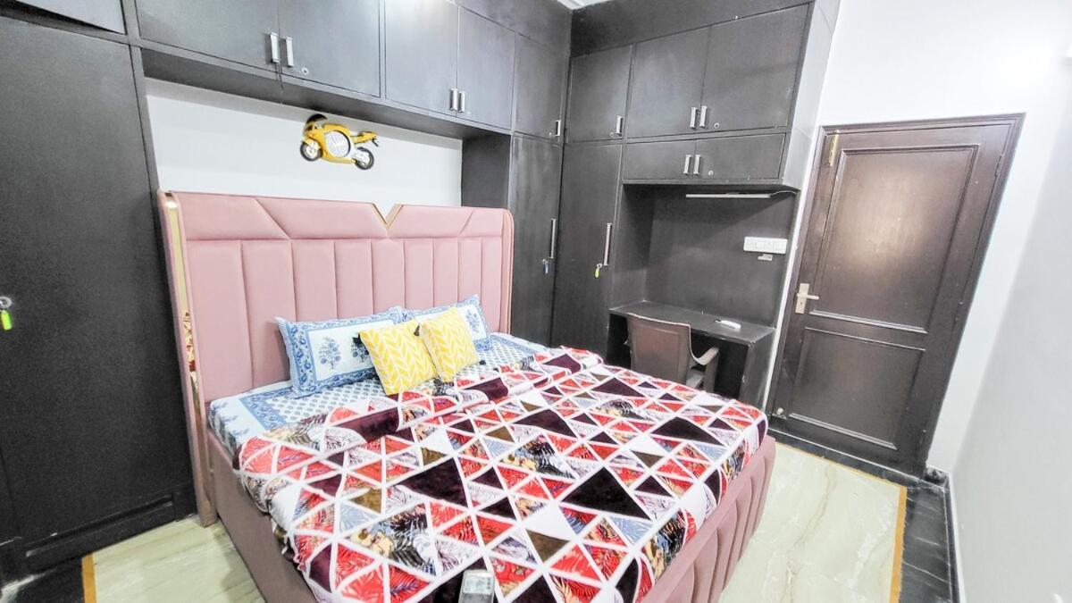 Vacationbuddy 3 Bedroom Paschim Vihar Jwala Heri Apartment New Delhi