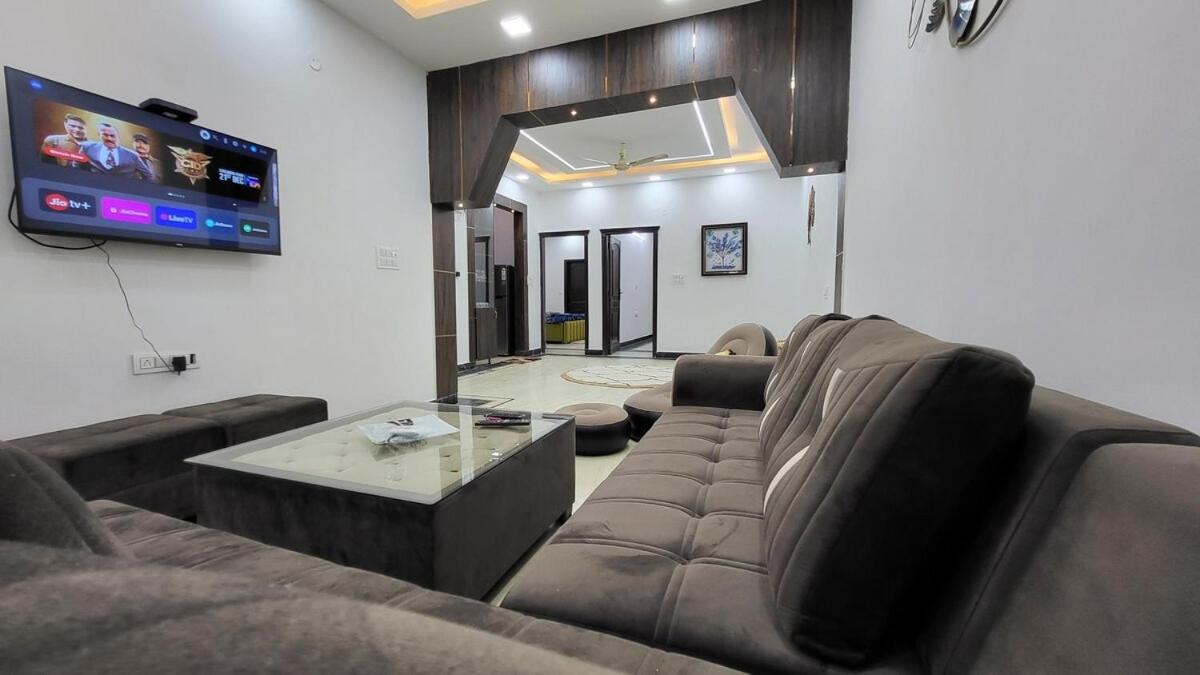 Vacationbuddy 3 Bedroom Paschim Vihar Jwala Heri Apartment New Delhi