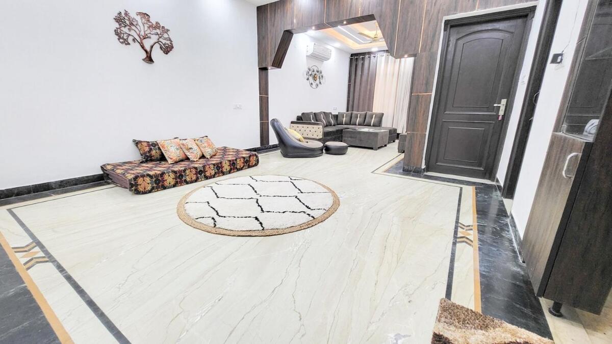 Vacationbuddy 3 Bedroom Paschim Vihar Jwala Heri Apartment