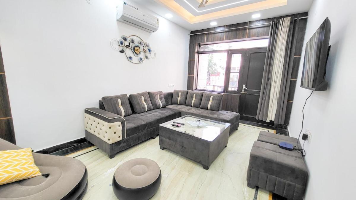 Vacationbuddy 3 Bedroom Paschim Vihar Jwala Heri Apartment *